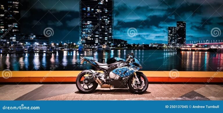 moto estacionada en un paisaje urbano