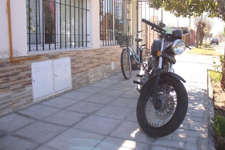 moto estacionada junto a documentos personales