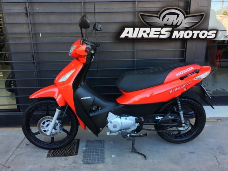 moto honda con tarjeta de credito en mano