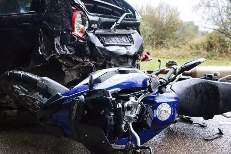 moto y auto en accidente de trafico