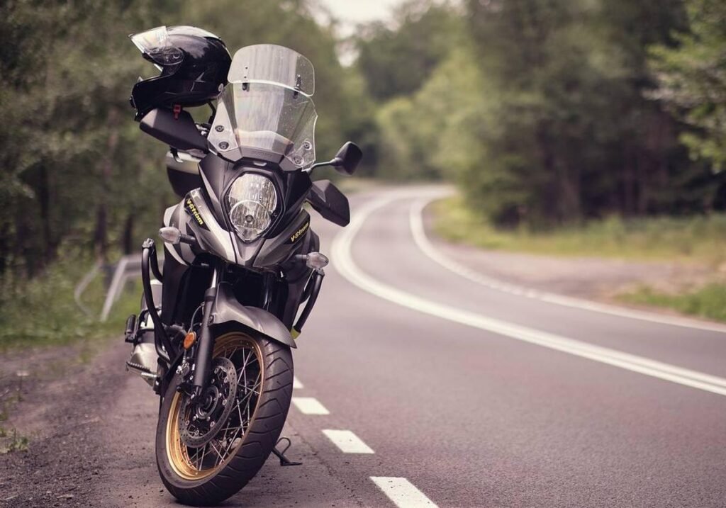 motocicleta aparcada con casco y carretera
