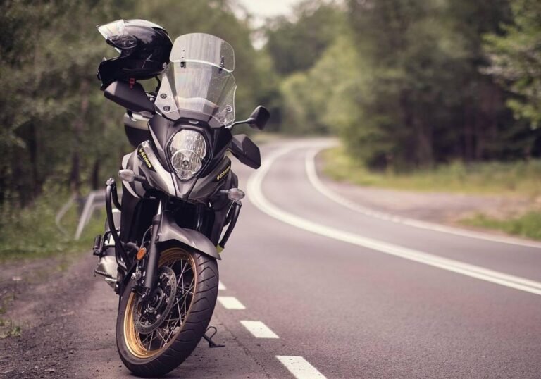 motocicleta aparcada con casco y carretera