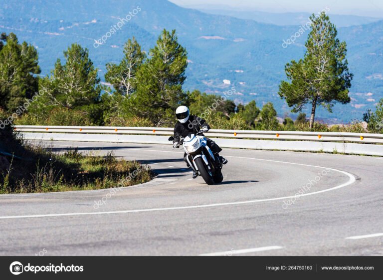 motocicleta en carretera bajo un paisaje rural