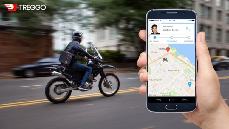 motocicleta en movimiento con paquetes entregados