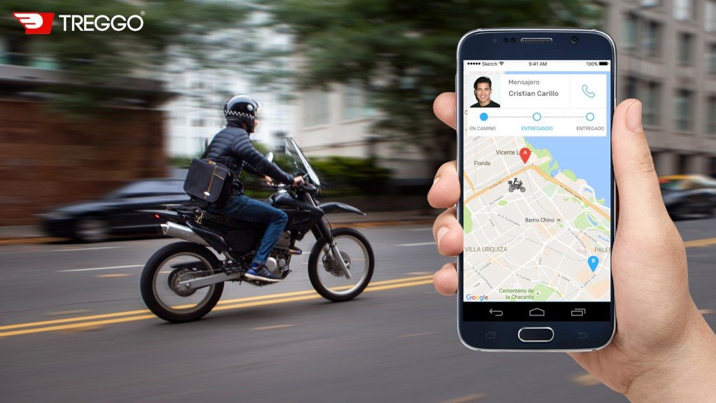 motocicleta en movimiento con paquetes entregados