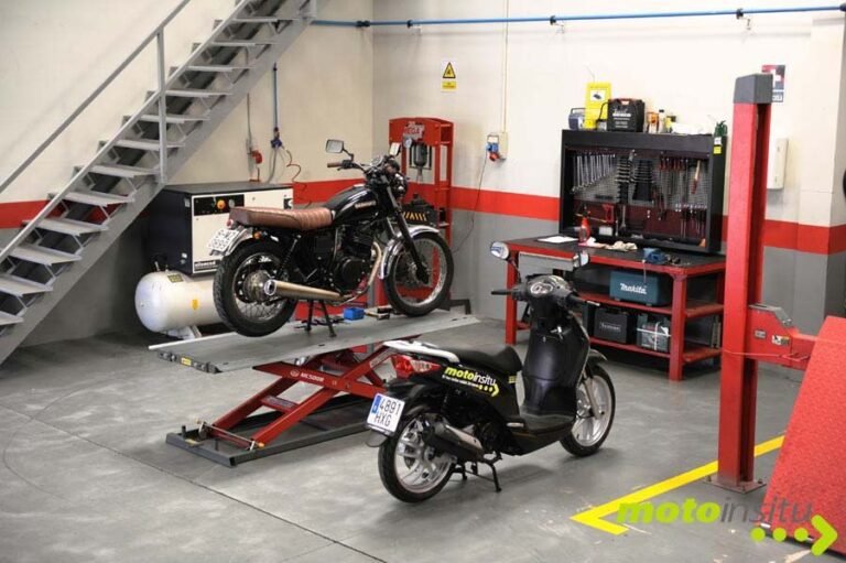 motocicleta en taller mecanico moderno