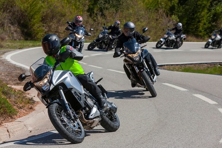 motocicleta en una carretera abierta