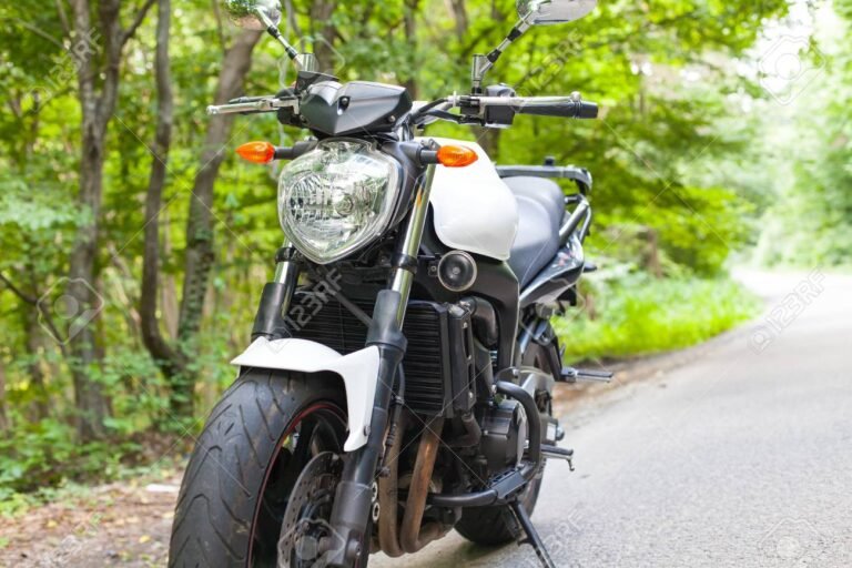 motocicleta estacionada en una carretera