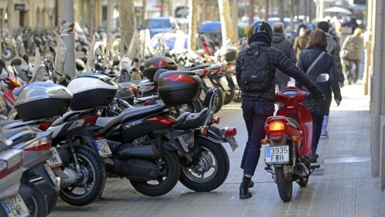 motocicleta estacionada en una ciudad