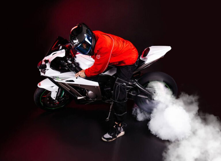 motocicleta moderna en un fondo atractivo