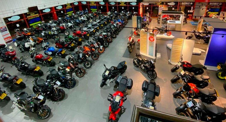 motocicletas brillantes en un showroom moderno
