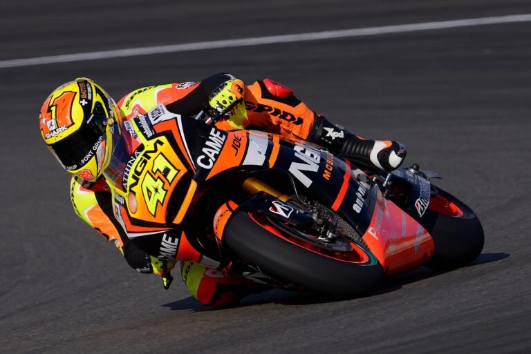 motocicletas de carrera en pista