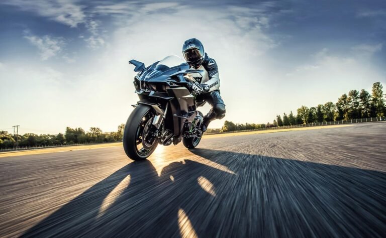 motocicletas en accion en pista