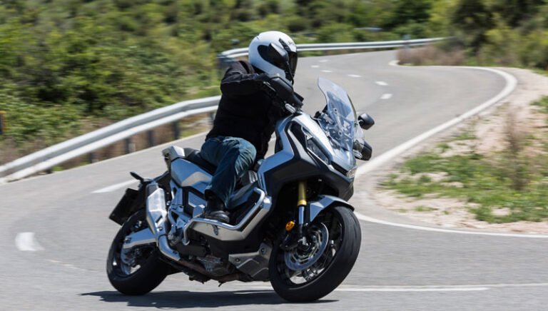 motos automaticas en accion en carretera