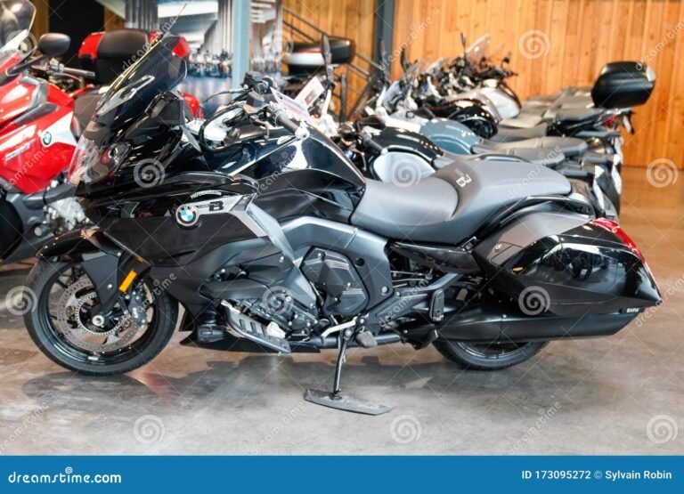 motos bmw en exhibicion en una tienda