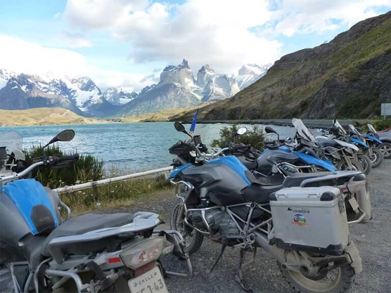 motos bmw estacionadas en un paisaje argentino