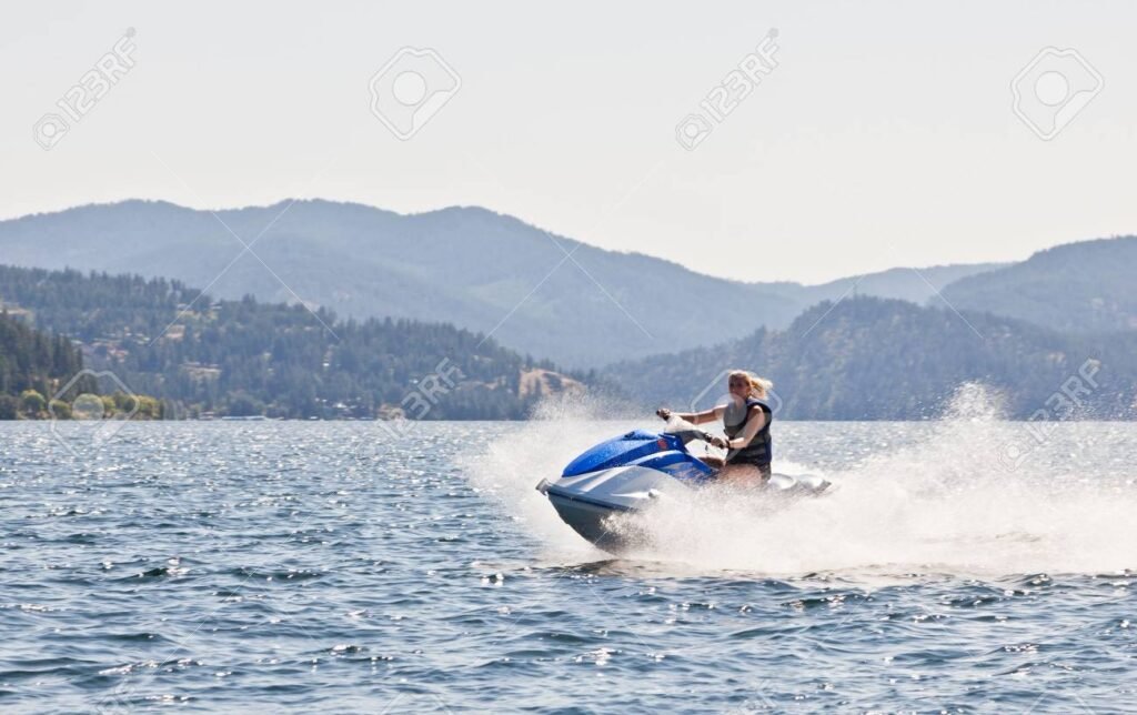 motos de agua en un lago soleado