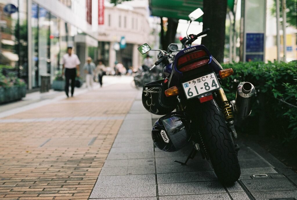motos economicas estacionadas en una calle