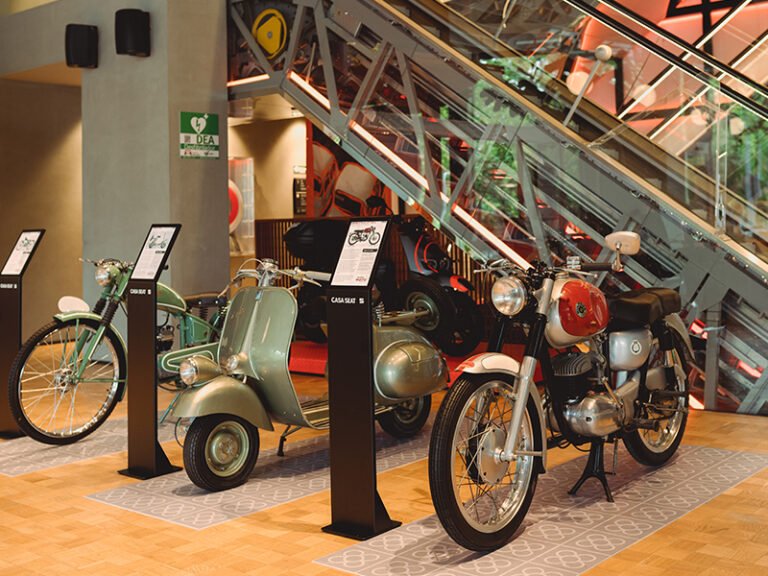 Qué servicios ofrece Modica Motos en Bandera de los Andes 14 motos en exhibicion en un taller
