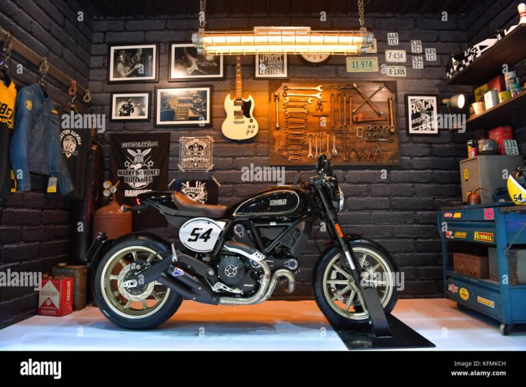 Qué servicios ofrece City Motos en Villa María y cómo contactarlos 5 motos en exhibicion en una tienda