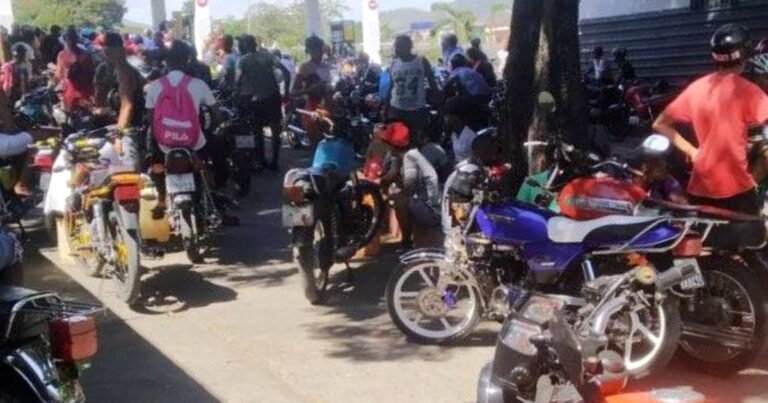 motos en fila esperando turno