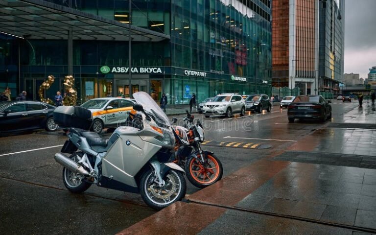 motos estacionadas en un paisaje urbano