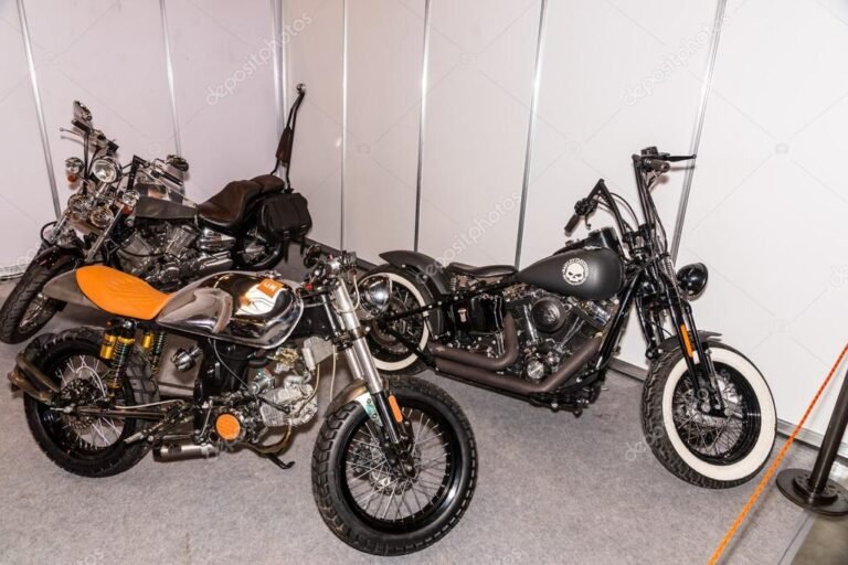 Qué ofrece Cabrera Motos en Salta Capital para los amantes de las motos 2 motos estacionadas en un vibrante taller