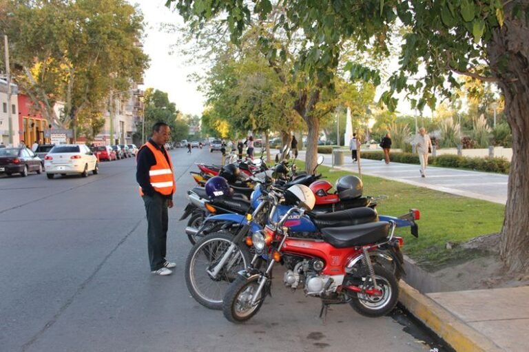 motos estacionadas en una calle de san juan