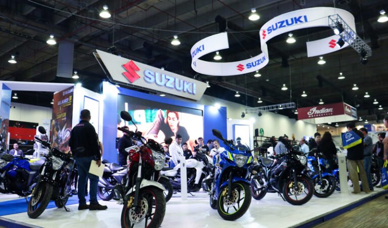 motos hero en una exhibicion vibrante