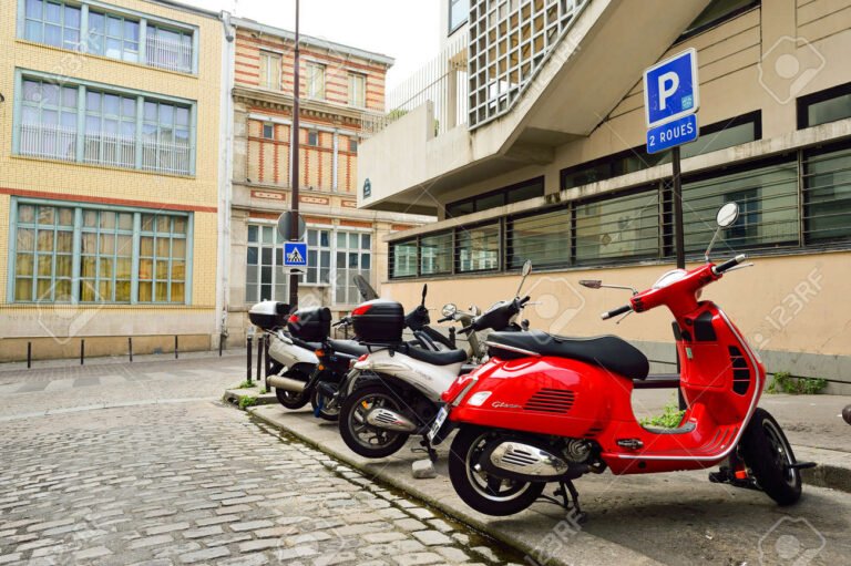 motos modernas estacionadas en una ciudad