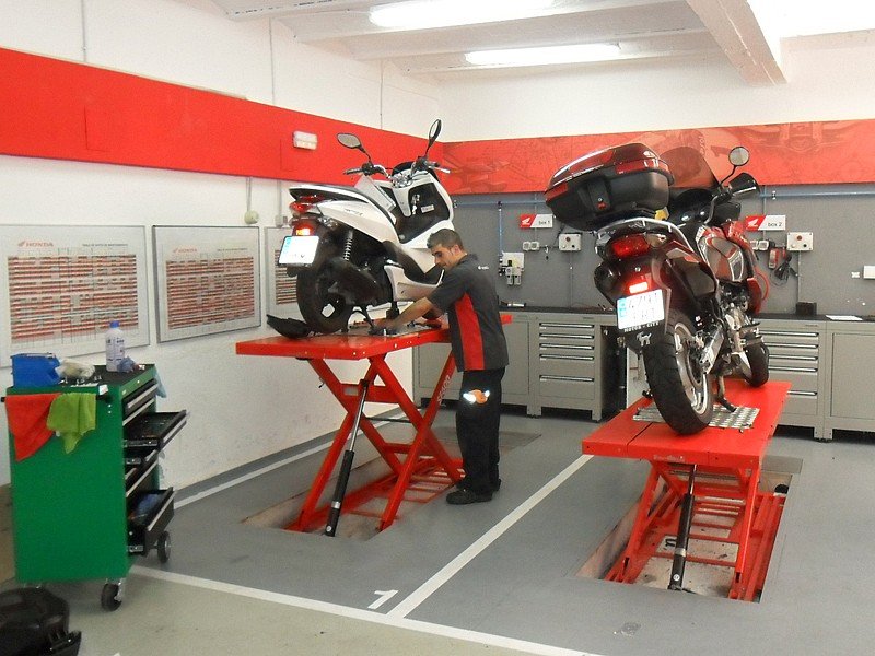 Qué repuestos y accesorios son imprescindibles para tu moto en Avenida