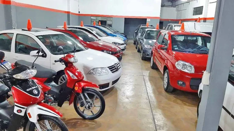 motos y autos usados en un concesionario