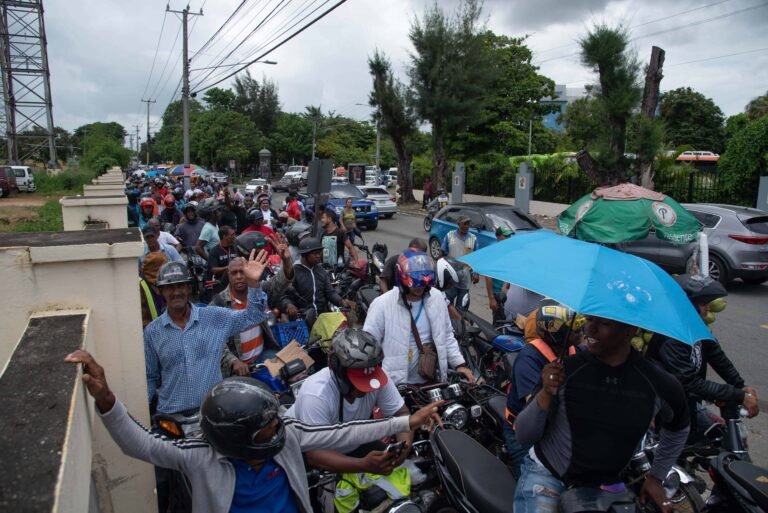 motovehiculos en fila en un registro