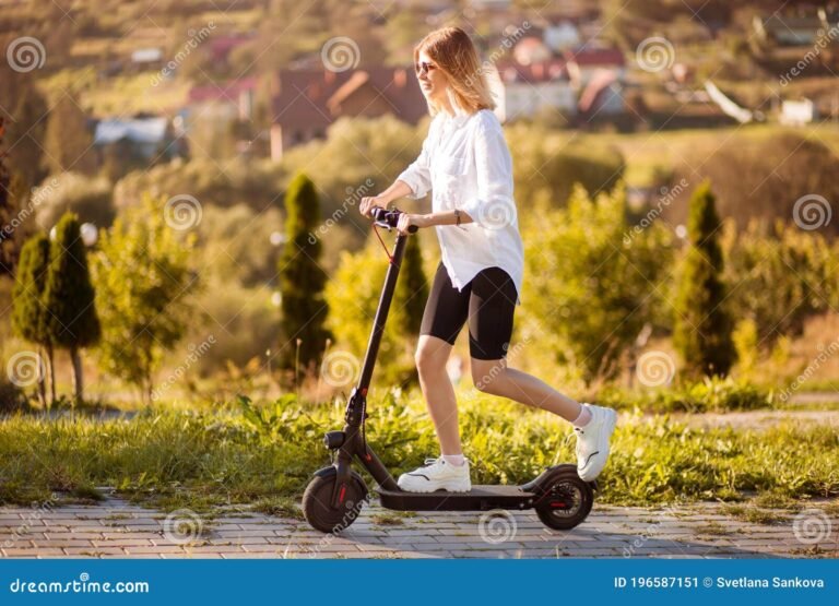 mujer joven montando una moto electrica