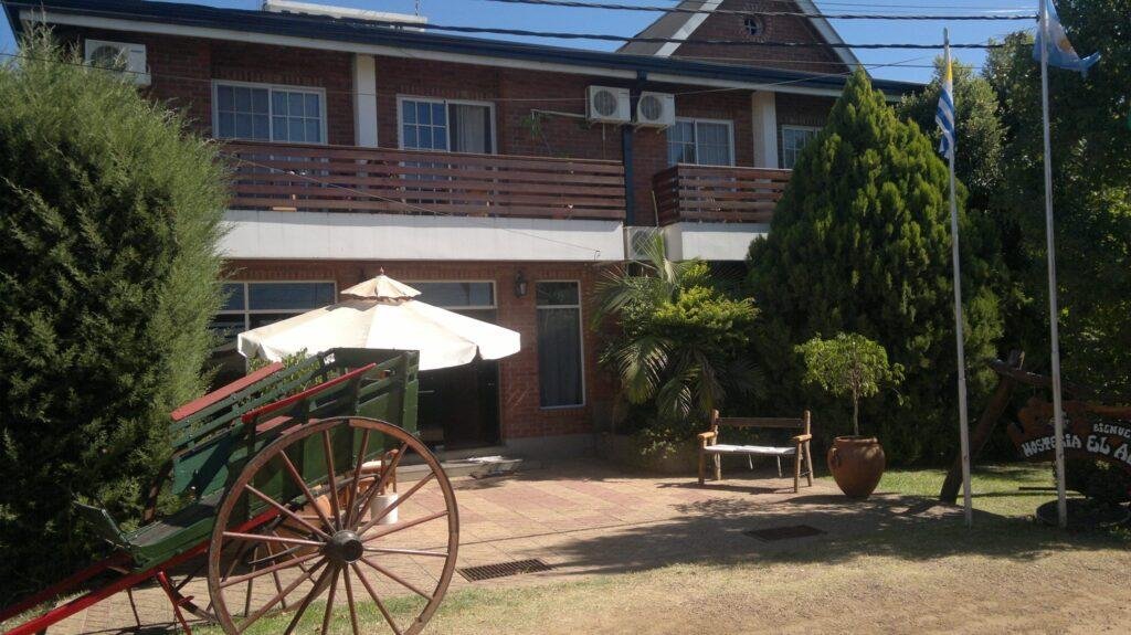 Qué servicios y atracciones ofrece la Hostería El Abuelo Colón