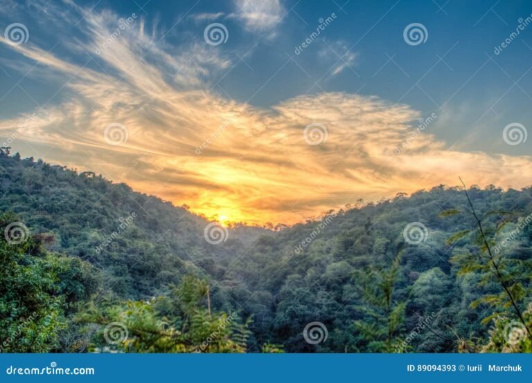 paisaje montanoso con nubes y sol