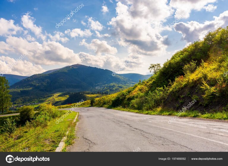 paisaje montanoso con un camino serpenteante