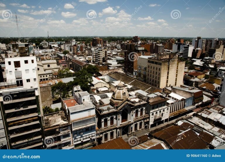 paisaje urbano de tucuman con edificios