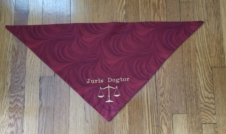 panuelo rojo en una balanza de justicia