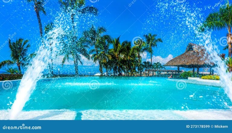 paraiso tropical con piscina brillante y palmeras