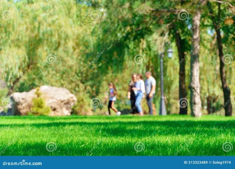parque con arboles y gente paseando