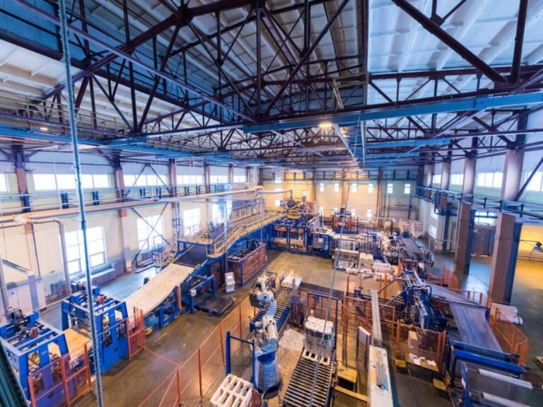 parque industrial con fabricas y maquinaria