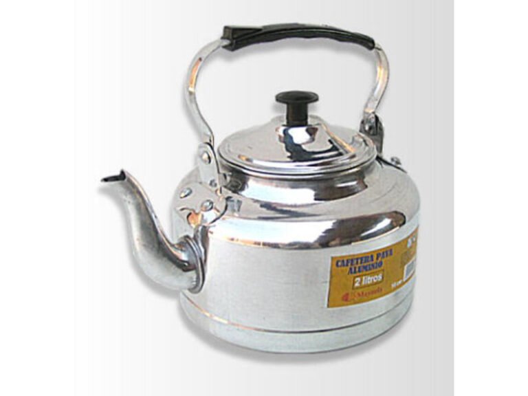 pava de aluminio sobre una mesa de cocina