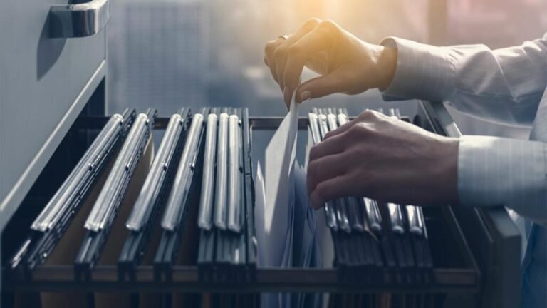 persona buscando documentos en una oficina