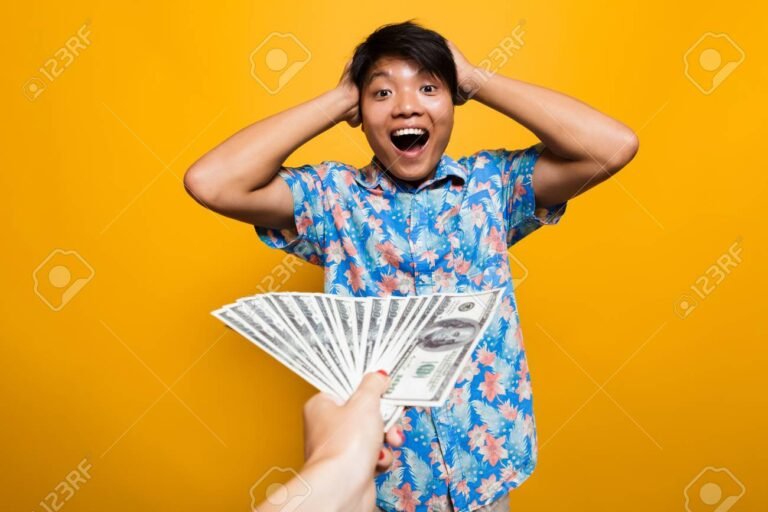 persona feliz recibiendo dinero en efectivo