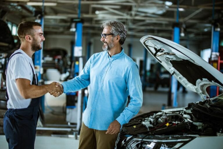 persona haciendo preguntas sobre un vehiculo