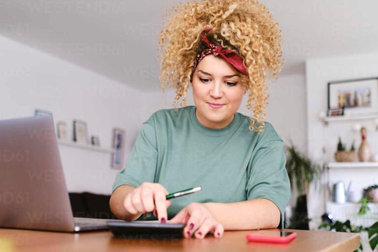 persona usando calculadora y computadora