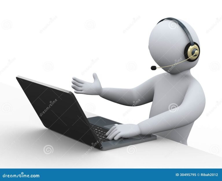 persona usando computadora con atencion