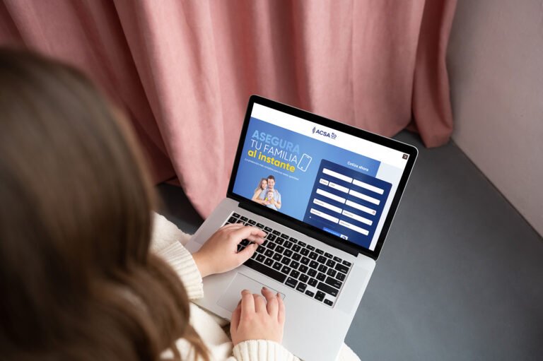 persona usando computadora para contratar seguros