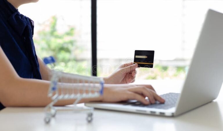 persona usando laptop para pagos online